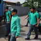 Pemain Timnas Indonesia, Irfan Bachdim (tengah) bersiap naikl bis menuju Bandara Soekarno Hatta, Tangerang, Banten, Senin (5/6). Timnas Indonesia akan melakoni laga uji coba melawan Kamboja pada 8 Juni mendatang. (Liputan6.com/Helmi Fithriansyah)