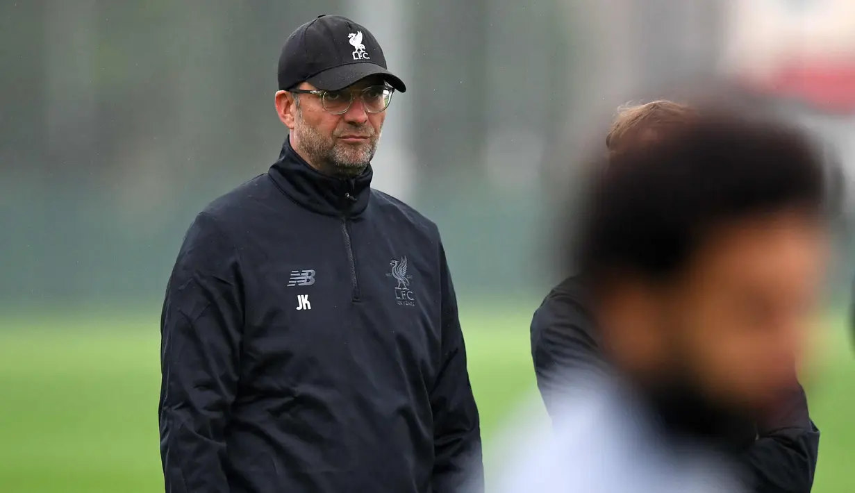 Pelatih Liverpool, Jurgen Kloop melihat pemainya saat latihan di kompleks pelatihan Melwood di Liverpool, Inggris (25/9). Liverpool akan bertanding melawan Spartak Moscow pada Grup E Liga Champions. (AFP Photo/Paul Ellis)