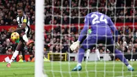 Pemain depan Newcastle United asal Swedia Alexander Isak (kiri) berusaha mencetak gol, tetapi gol tersebut dianulir selama pertandingan sepak bola Liga Primer Inggris antara Manchester United dan Newcastle United di Old Trafford di Manchester, Inggris barat laut, pada tanggal 30 Desember 2024.Darren Staples / AFP