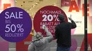 Sebuah toko mengiklankan diskon di pusat kota Essen, di mana sebagian besar toko hanya mengizinkan pelanggan yang pulih atau divaksinasi, Rabu (12/1/2022). Jerman pada Rabu melaporkan lebih dari 80.000 kasus virus corona dalam sehari yang merupakan tertinggi sejak pandemi. (AP Photo/Martin Meissner)