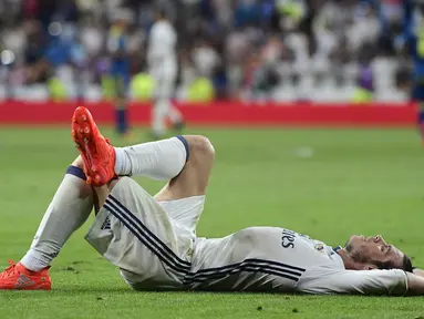 Bintang Real Madrid, Gareth Bale tidur sambil berpangku kaki usai laga melawan RC Celta de Vigo pada laga La Liga Spanyol di Santiago Bernabeu stadium, Madrid, (27/8/2016). (AFP/Pierre-Philippe Marcou)