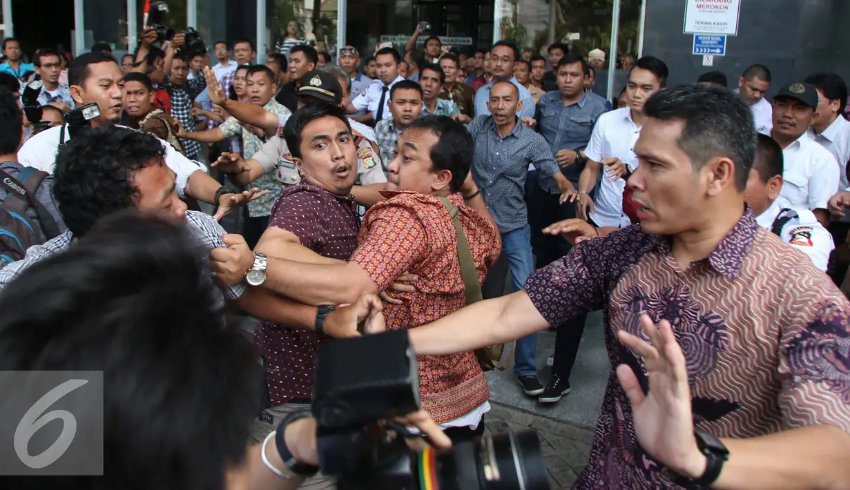 Kericuhan terjadi usai sidang vonis Marudut, Jakarta, Jum'at (2/9). Kericuhan terjadi karena wartawan dari sejumlah media dihalangi dan dipukul oleh pendukung Marudut. (Liputan6.com/Helmi Afandi)