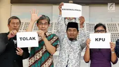 Kelompok lintas organisasi pemerhati Pemilu usai memberi pernyataan, Jakarta, Rabu (30/1). Pernyataan terkait dilaporkannya Komisioner KPU ke Polda Metro Jaya perihal tidak memasukkan nama Ketum Partai Hanura ke DCT DPD. (Liputan6.com/Helmi Fithriansyah)