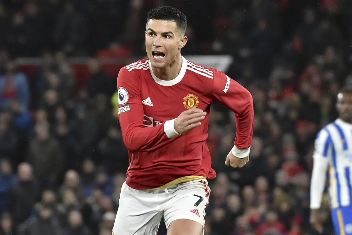 Foto: Duo Portugis Saling Bahu, Cristiano Ronaldo dan Bruno Fernandes Beri Kemenangan Berharga untuk MU di Liga Inggris