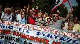 Aksi sejumlah kakek memprotes pemotongan tunjangan pensiun mereka di Athena, Yunani, Seni (3/10). Sekitar 1.500 pensiunan melakukan aksi long march ke kantor Perdana Menteri Alexis Tsipras. (REUTERS / Alkis Konstantinidis)