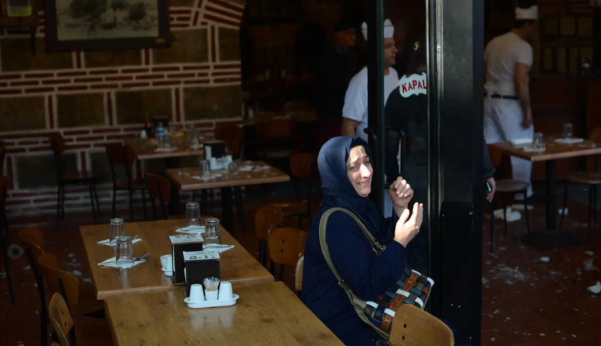 Seorang wanita menangis setelah sebuah ledakan terjadi di Bursa, bagian barat Turki, Rabu (27/4). Pihak kepolisian Turki menyatakan ledakan tersebut berasal dari bom bunuh diri, yang dilakukan oleh seorang wanita. (Onur YURTSEVER/AFP)