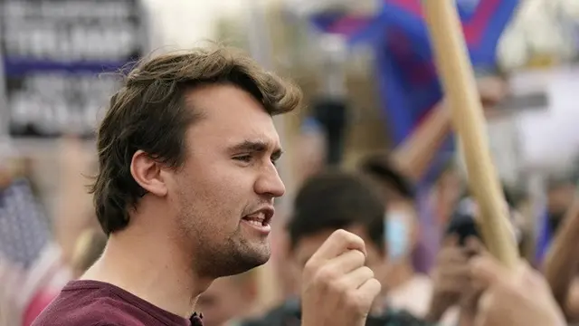 Charlie Kirk, aktivis konservatif sekaligus pendiri Turning Point USA, berbicara kepada para pendukung Presiden Donald Trump dalam sebuah aksi di luar Maricopa County Recorder’s Office, Phoenix, Jumat, 6 November 2020.