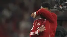 Pemain Liverpool, Mohamed Salah menyeka air matanya saat memberikan penghormatan untuk mendiang Diogo Jota setelah laga Liga Inggris 2024/2025 melawan Bournemouth di Anfiled, Liverpool, Inggris, Jumat (15/08/2025) waktu setempat. (AP Photo/Ian Hodgson)