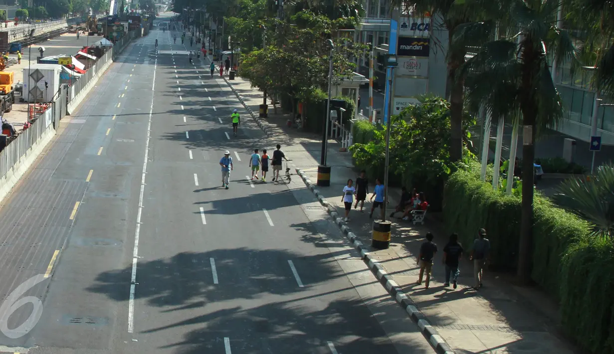 Sejumlah warga tampak berolahraga di kawasan Car Free Day di Bundaran HI, Jakarta, Minggu (21/6). Pada Bulan Puasa ini suasana di CFD sepi pengunjung dikarenakan sebagian umat muslim menjalankan ibadah puasa. (Liputan6.com/Herman Zakharia)