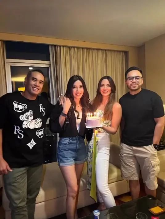 Sebagai birthday girl, Nia Ramadhani tampil menawan dengan gaya yang mahal. [@ramadhaniabakrie]