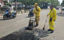 Lubang Jalan Daan Mogot Ditambal Usai Serangkaian Kecelakaan, Pengendara Diminta Waspada