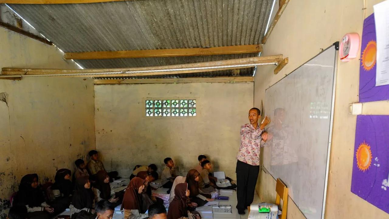 Siswa kelas IV yang berjumlah 34 murid  belajar pada lantai pada ruangan musola di SDN Cidokom 02, Rumpin, Bogor, Kamis (05/10/2023).