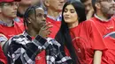 Kylie Jenner dikabarkan ingin sekali Travis Scott berada di sampingnya saat hari Natal nanti. (Hypebeast)