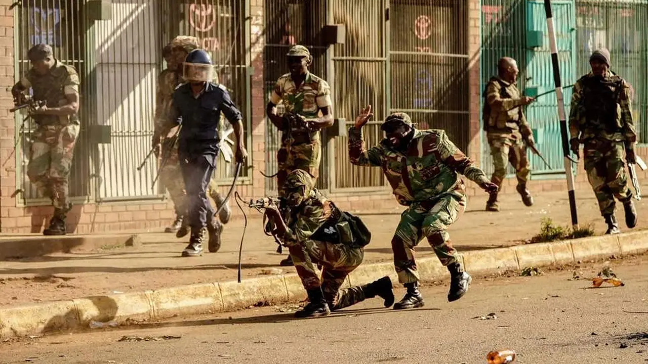 Kerusuhan semakin meluas di ibu kota Zimbabwe, Harare, pada Rabu 16 Januari 2019 (AFP)