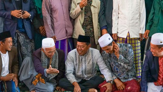 Salah satunya, Tokoh Agama desa Ciranca, Mamat Muhammad menyebut, alasan masyarakat muslim memilih Eman Suherman di Pilkada Majalengka 2024 lantaran kedekatannya dengan alim ulama dan pemuka agama.