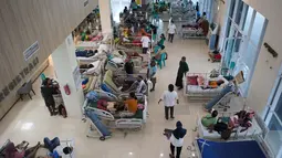 Pasien dirawat di lorong rumah sakit pasca gempa bumi di Labuan Bajo, provinsi Nusa Tenggara Timur, Indonesia, Sabtu, 15 Agustus 2026. (AP Photo/Firdia Lisnawati)