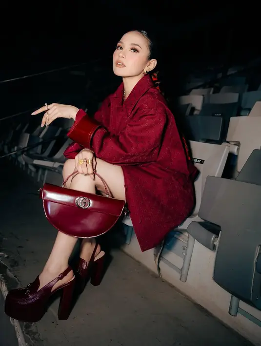 Mahalini Raharja tampil menyala dengan outfit serba merah dari Gucci. Ia kenakan oversized monogram blazer dengan handbag dan sling back platform [@mahaliniraharja]