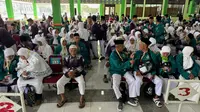 Sejumlah jemaah calon haji kloter pertama Embarkasi Solo asal Kabupaten Temanggung tiba di Asrama Haji Donohudan, Boyolali, Sabtu (11/5).(Liputan6.com/Fajar Abrori)