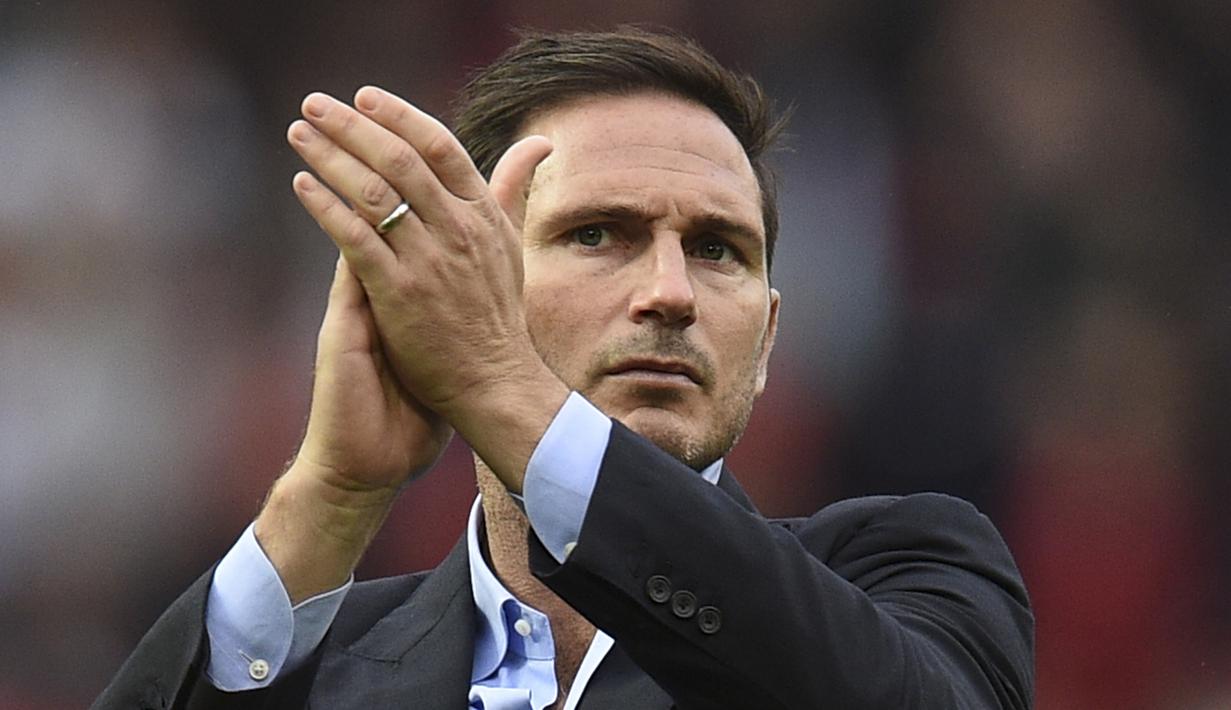 Pelatih Chelsea, Frank Lampard menyapa para suporter usai pertandingan melawan Manchester United pada pertandingan perdana Liga Inggris di Old Trafford  (11/8/2019). MU menang telak 4-0 sekaligus menjadi mimpi buruk bagi debut Frank Lampard bersama Chelsea. (AFP Photo/Oli Scarff)