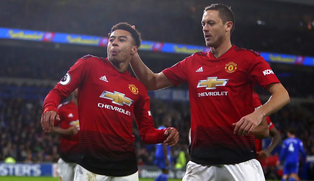 Gelandang Manchester United, Jesse Lingard, merayakan gol yang dicetaknya ke gawang Cardiff pada laga Premier League di Stadion Cardiff City, Wales, Sabtu (22/12). Cardiff kalah 1-5 dari MU. (AFP/Geoff Caddick)