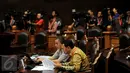 Gubernur DKI, Basuki 'Ahok' Tjahaja Purnama ketika menjalani sidang perdana pengujian Undang-Undang Pilkada mengenai cuti selama masa kampanye di MK, Jakarta, Senin (22/8). Sidang perdana itu beragenda pemeriksaan pendahuluan. (Liputan6.com/Johan Tallo)