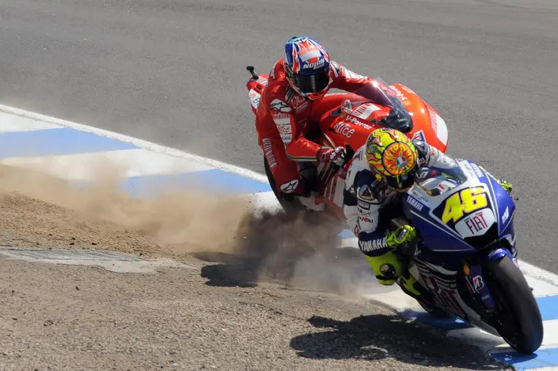 Valentino Rossi dan Casey Stoner terlibat pertarungan sengit di MotoGP Laguna Seca, Amerika Serikat, pada 2008. (Red Bull)