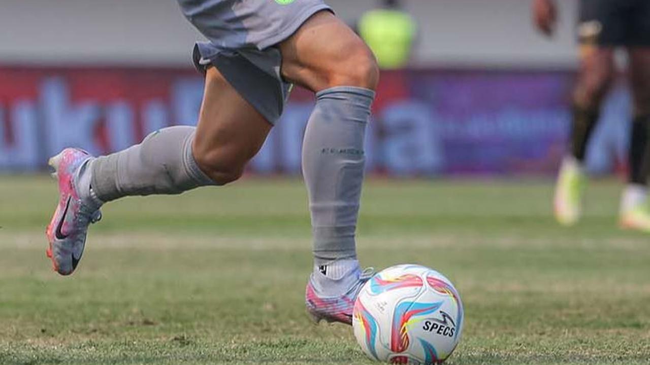 Persebaya unggul terlebih dulu lewat gol Ripal Wahyudi di menit 17.