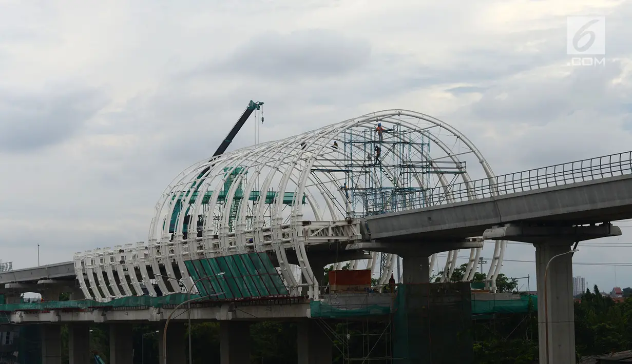 Pekerja mengerjakan pembangunan Halte Light Rail Train (LRT) Jakarta-Bogor-Depok-Bekasi (Jabodebek) di Jakarta Timur, Rabu (26/12). Pemerintah menargetkan LRT Jabodebek dapat selesai pada Mei 2019. (Merdeka.com/Imam Buhori)