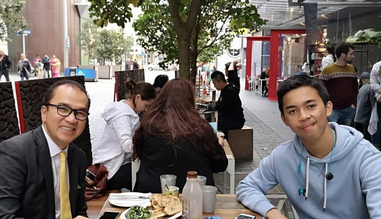 Tantowi Yahya dan Adjani Yahya (Instagram/tantowiyahyaofficial)