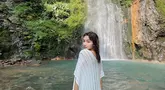 Menikmati momen seru liburan ke curug yang ada di Kawasan Gunung Salak Bogor, Glenca Chysara tampil menawan ketika mengabadikan potretnya di depan air terjun. Melihat suasana di curug yang menyegarkan, tentu siapa saja ingin berendam di airnya yang terlihat bening. (Liputan6.com/IG/@glencachysaraofficial)
