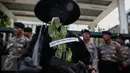 Peserta aksi mengecat tubuhnya dan membawa tumbuhan saat menggelar unjuk rasa di depan Mahkamah Agung, Jakarta, Kamis (2/6/2016). Dalam aksinya, massa menuntut pemerintahan Jokowi untuk menyelesaikan konflik Agraria. (Liputan6.com/Faizal Fanani)