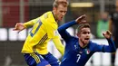 Pemain Italia, Jorginho berebut bola dengan pemain Swedia, Ola Toivonen pada laga leg kedua playoff Piala Dunia 2018 di Stadion San Siro, Selasa (14/11). Swedia lolos ke Rusia 2018 berkat keunggulan agregat 1-0. (AP/Antonio Calanni)