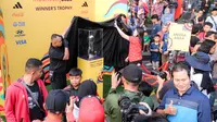 Warga Bandung tumpah ruah menyaksikan&nbsp;Trofi Tur Piala Dunia U-17 2023 di Bandung, Jawa Barat, Minggu (22/10/2023). (Bola.com/Bagaskara Lazuardi)