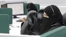 Wanita Arab Saudi menerima telepon jelang pelaksanaan ibadah haji di Pusat Operasi Keamanan Nasional, Kota Suci Mekah, Arab Saudi, 14 Juli 2021. Untuk tahun kedua berturut-turut, ibadah haji dibatasi karena pandemi virus corona COVID-19. (AP Photo/Amr Nabil)