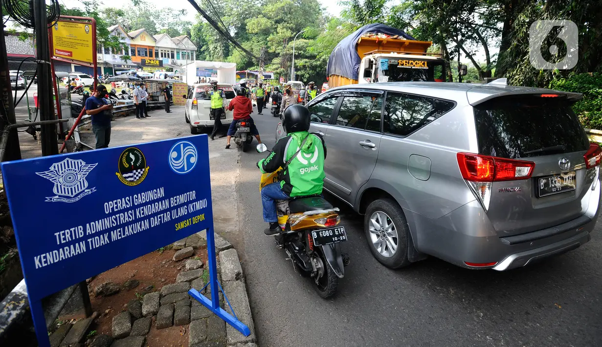 Polantas Polres Depok menggelar Operasi Gabungan Tertib Administrasi Kendaraan Bermotor (KBM) Kendaraan Tidak Mendaftar Ulang (KTMDU) 2022 di Jembatan Panus, Depok, Jawa Barat, Kamis (9/6/2022). Ratusan kendaraan bermotor yang belum membayar pajak atau kendaraan tidak melakukan daftar ulang (KTMDU) terjaring dalam razia yang dilakukan Sistem Administrasi Manunggal Satu Atap (Samsat) Depok ini. (merdeka.com/Arie Basuki)