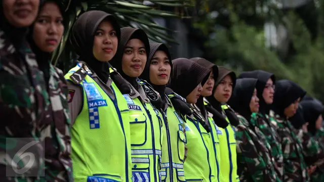 20170123-Polwan dan Kowad Berhijab Kembali Amankan Demo FPI-Jakarta
