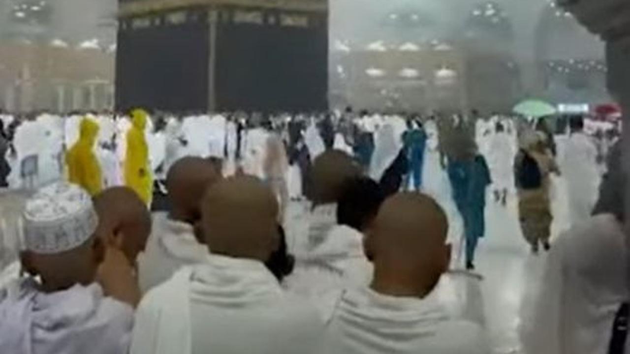 Kondisi ini membuat ribuan jemaah muslim yang sedang ibadah mengelilingi Ka'bah menjadi terhambat karena kencangnya angin.