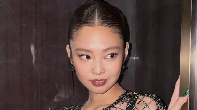 Jennie BLACKPINK Tampil Flawless dengan Lipstik Merah Maroon di Chanel FW26 Paris Fashion Week