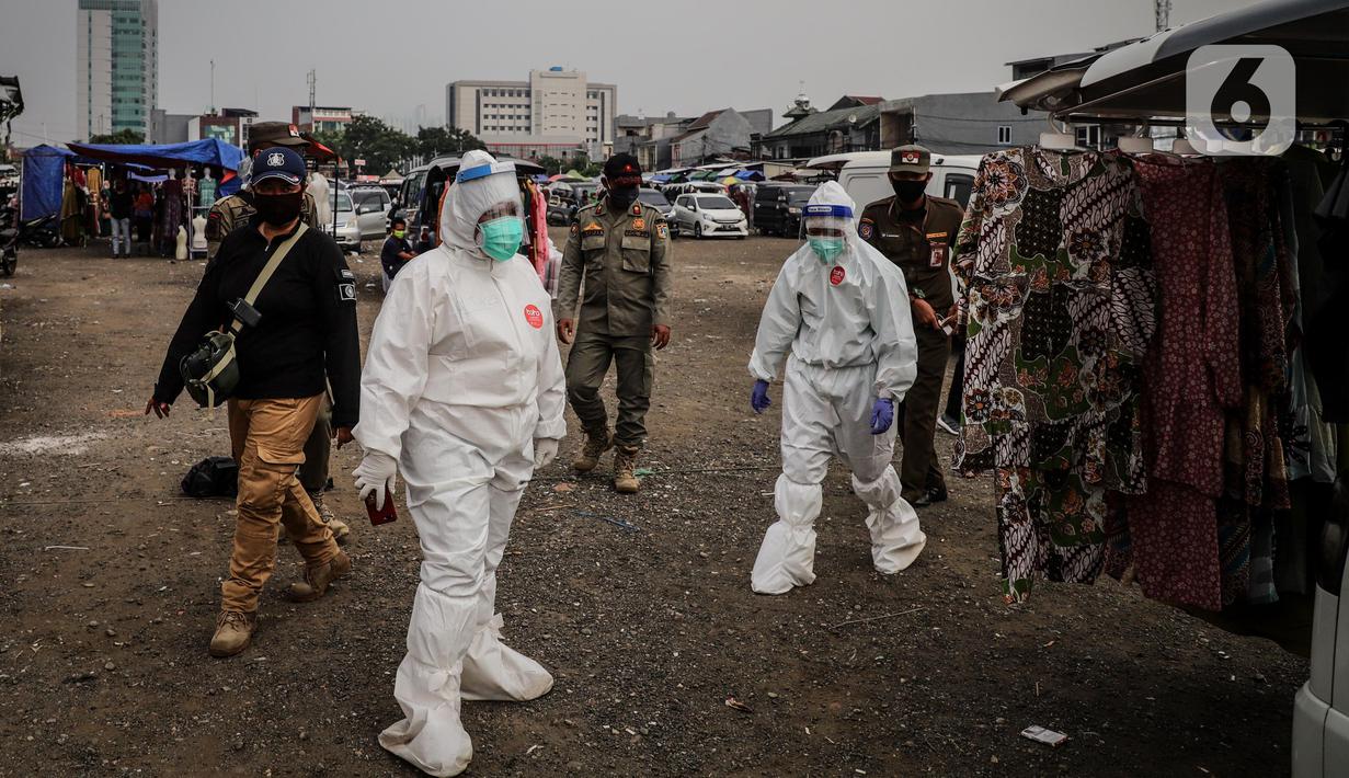 Petugas medis saat menggelar swab test COVID-19 di Pasar Tasik, Jakarta, Kamis (2/7/2020). Tes yang dilakukan secara acak bagi pedagang itu bertujuan untuk mendeteksi serta mencegah penyebaran COVID-19 di kawasan Pasar Tasik. (Liputan6.com/Faizal Fanani)