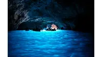 Jangan salah! Ternyata, gua di laut memiliki keindahan yang benar-benar memanjakan mata.