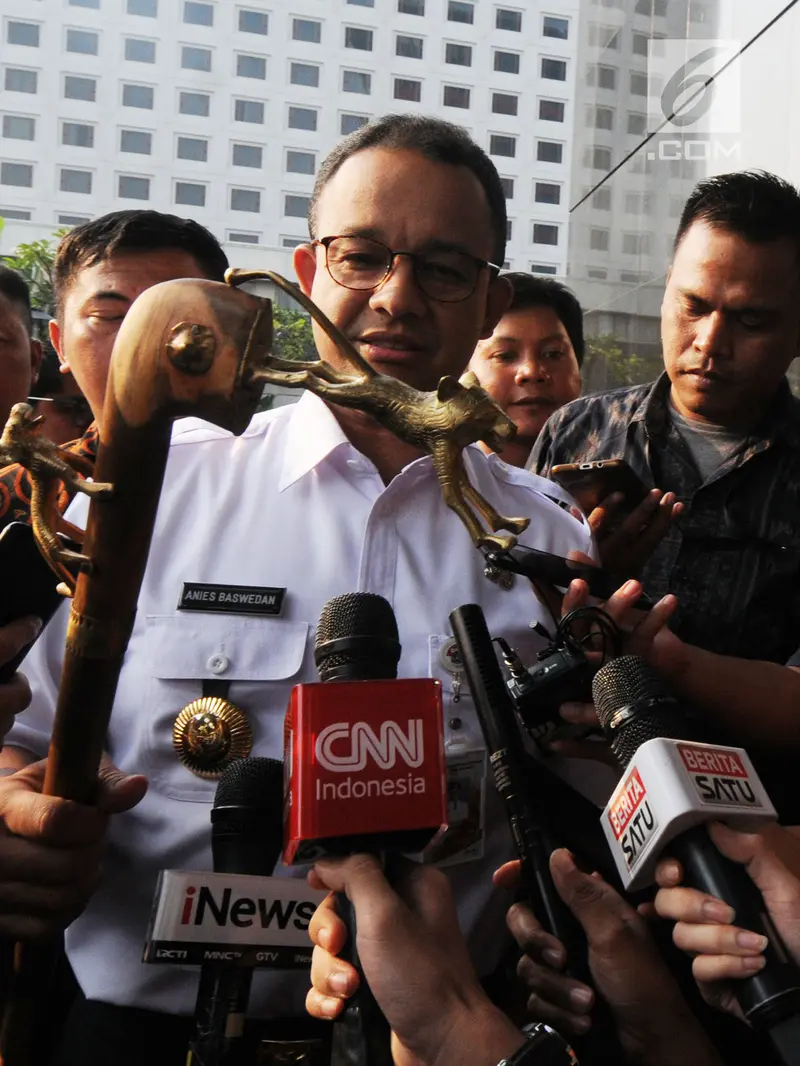 Anies Baswedan Serahkan Tongkat Berkepala Harimau ke KPK