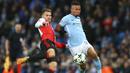 Pemain Feyenoord, Bart Nieuwkoop (kiri) berebut bola dengan pemain Manchester City, Gabriel Jesus pada laga group F Liga Champions di Etihad Stadium, Manchester, (21/11/2017). City menang 1-0. (AP/Dave Thompson)