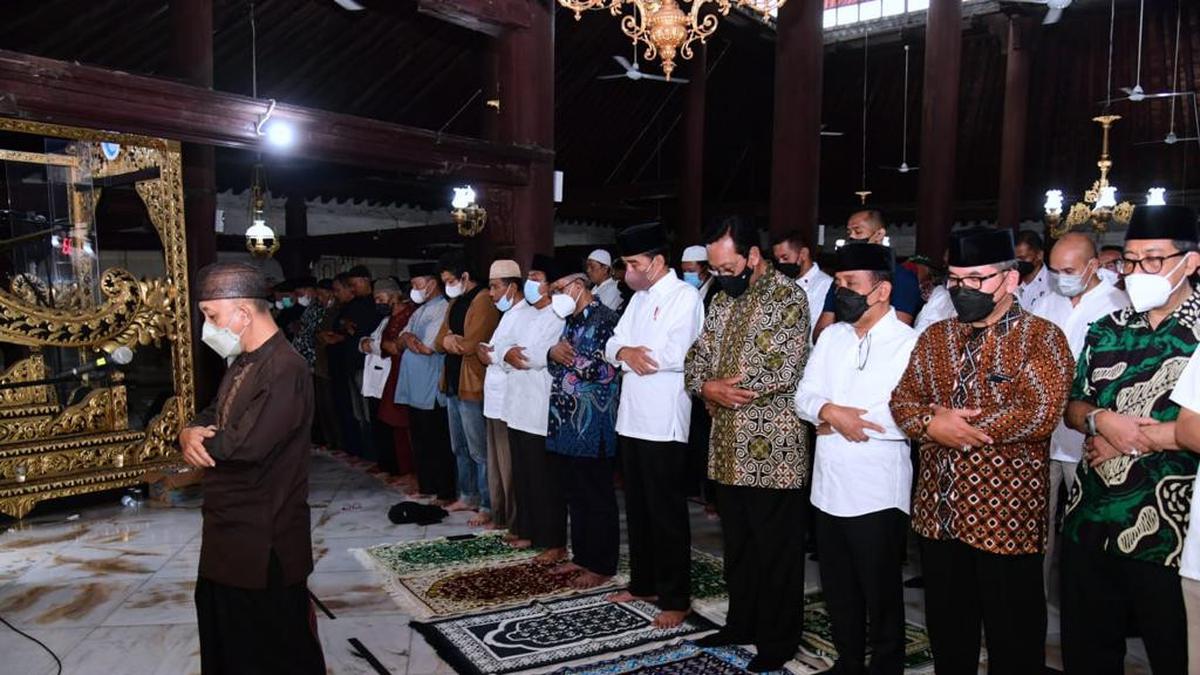 Mengulang Sholat demi Menemani Berjamaah, Apa Hukumnya?