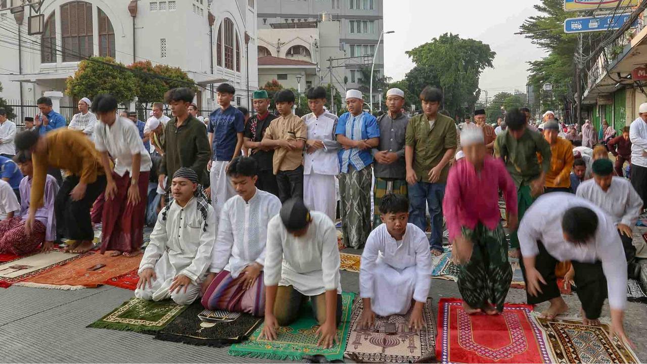 FOTO: Shalat Idul Adha di Depan Gereja Koinonia, Simbol Toleransi Umat Beragama