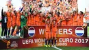 Tim Putri Belanda berhasil meraih trofi juara Piala Eropa Wanita 2017 setelah mengalahkan Denmark pada final di Fc Twente Stadium, Enschede, (6/8/2017). Belanda menang 4-1. (AFP/John Thys)
