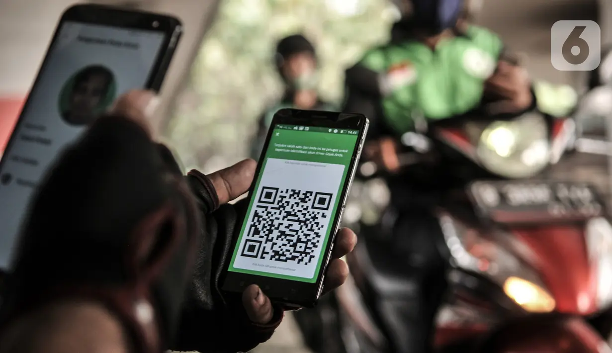 Petugas memindai barcode sebagai verifikasi pengojek daring telah memeriksa kesehatan di Posko Aman Covid-19, Jakarta, Selasa (11/8/2020). Posko Aman Covid-19 rutin digelar untuk memeriksa kesehatan ojol guna mencegah penyebaran corona selama beroperasi di masa pandemi. (merdeka.com/Iqbal Nugroho)
