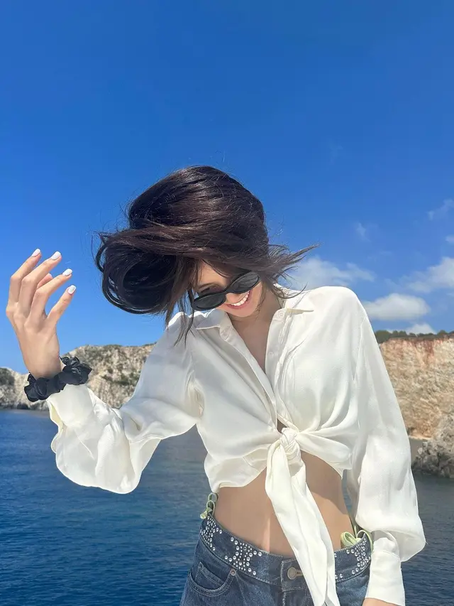 8 Gaya Lisa BLACKPINK Liburan di Italia, Stunning Pakai Bikini hingga Beach Dress