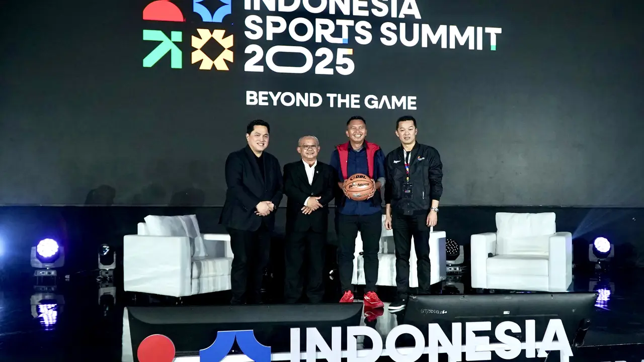 Menteri Pendidikan Dasar dan Menengah (Mendikdasmen) Abdul Mu'ti dan founder DBL Azrul Ananda di Indonesia Sports Summit