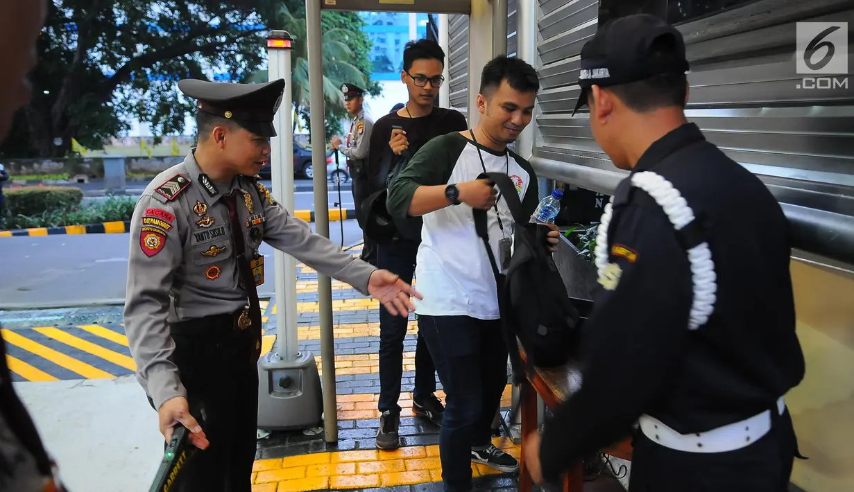 Petugas keamanan memeriksa bawaan pengunjung yang akan memasuki lokasi debat keempat Pilpres 2019 di Hotel Shangri-La, Jakarta, Sabtu (30/3). Penjagaan dilakukan oleh polisi dan tentara. (Liputan6.com/Angga Yuniar)