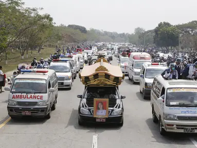 Naypyitaw, Myanmar (22/2/2021). Ribuan warga Myanmar menghadiri pemakaman Mya Thwet Thwet Khine, perempuan muda yang tewas dalam demo menolak kudeta militer. (AP Photo)